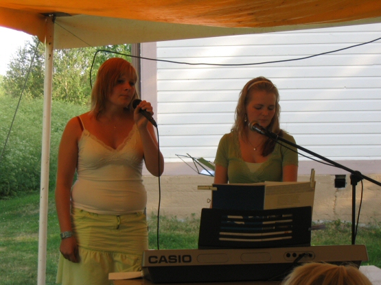 Tina och Marika sjunger